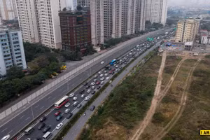 Hàng dài xe nối tiếp nhau kéo dài hàng km tại cao tốc Pháp Vân- Cầu Giẽ.