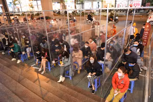 Cho dù muộn, nhưng nhiều người dân vẫn xếp hàng để đợi đến lượt mình vào mua vàng.