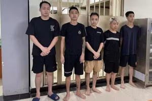 Các đối tượng bị Công an quận Hoàn Kiếm tạm giữ để điều tra về hành vi giữ người trái pháp luật.