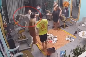 Phó trưởng Công an phường Sông Bằng (mặc áo sơ mi trắng) tát mạnh vào mặt cô gái trong quán tóc được camera an ninh ghi lại.