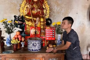 Đối tượng Trần Văn Tuyên thực nghiệm lại hiện trường. Ảnh: ANTĐ