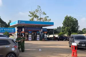 Cây xăng bị phát hiện sản xuất số lượng lớn xăng A95 giả bị cơ quan chức năng phong tỏa, điều tra. Ảnh: Người Lao động