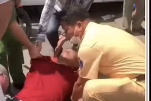 Đối tượng bị lực lượng công an khống chế. 