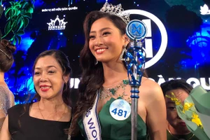 Hoa hậu Lương Thùy Linh và mẹ tại đêm chung kết Miss World Việt Nam 2019. 