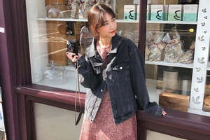 Denim jacket là một item "hack" tuổi rất đỉnh, ngay cả khi bạn đang xúng xính một chiếc váy dài thượt, tối màu.