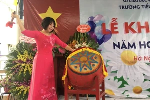 Cô giáo Lê Thanh Hà – Hiệu trưởng nhà trường đánh trống khai giảng năm học mới.