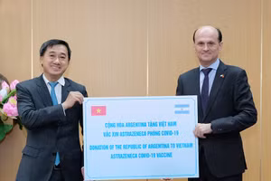 GS.TS Trần Văn Thuấn- Thứ trưởng Bộ Y tế đã tiếp nhận 500.000 liều vắc-xin.