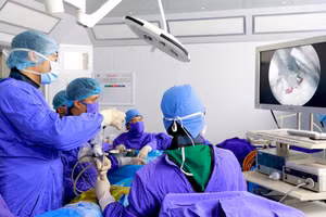 Phẫu thuật vi phẫu - nội soi lấy nhân thoát vị đĩa đệm cột sống cho bệnh nhân tại Bệnh viện Đa khoa tỉnh Quảng Ninh.
