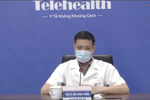 PGS.TS Đào Xuân Thành tại buổi khám chữa bệnh từ xa.