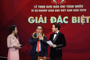 Nhà báo Thái Bá Dũng đoạt giải Đặc biệt giải Báo chí Toàn quốc vì Sự nghiệp Giáo dục 2020.