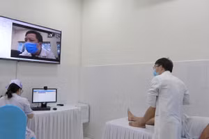 Một ca hội chẩn trực tuyến có sự tham gia của bác sĩ đầu ngành đến từ Bệnh viện Đại học Y Hà Nội.