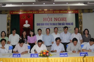 Đại diện lãnh đạo Sở GD&ĐT 6 tỉnh Bắc Trung Bộ ký cam cam kết thi đua năm học 2015 – 2016.