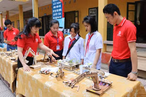 Các em học sinh được trải nghiệm nhiều sản phẩm STEM thú vị 