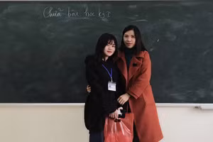 Cô giáo Bùi Thị Hồng Hạnh tặng quà cho học sinh