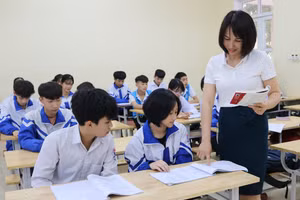 Cô và trò trường THCS Kha Sơn (huyện Phú Bình).