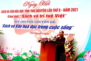 TS. Bùi Trân Phượng, diễn giả khách mời giao lưu với các em học sinh tại chương trình.