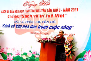 TS. Bùi Trân Phượng, diễn giả khách mời giao lưu với các em học sinh tại chương trình.