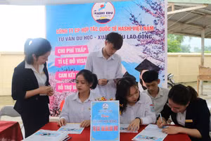 Các em học sinh được tư vấn, định hướng nghề nghiệp, giới thiệu việc làm