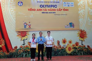 Đồng chí Nguyễn Minh Anh Tuấn, Phó Giám đốc Sở GD&ĐT Tuyên Quang trao giải cho các em học sinh đạt giải Nhất