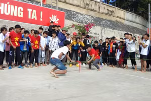 Học sinh thi đẩy gậy