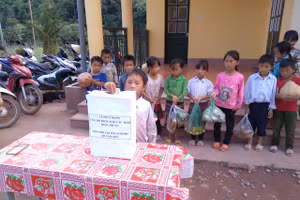 Học sinh trường Tiểu học Nậm Nhừ tham gia ủng hộ đồng bào miền Trung