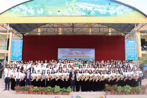 Tập thể trường THPT Chuyên Lê Quý Đôn chụp ảnh lưu niệm tại lễ Tri ân