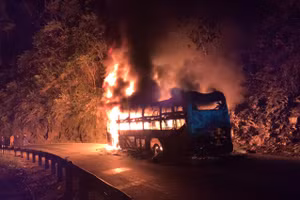 Hình ảnh xe cháy do người dân ghi lại