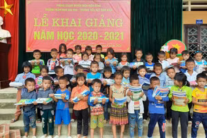 100 bộ SGK lớp 1 được trao tặng cho học sinh nghèo