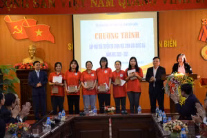 Lãnh đạo Sở GD&ĐT Điện Biên gặp mặt, động viên học sinh.