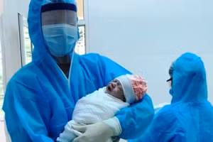 Bé trai được chào đời trong tình trạng khỏe mạnh (Ảnh: Nhân dân).
