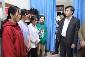 Ông Bùi Văn Linh thăm ký túc xá của học sinh trường Nội trú tỉnh Sơn La.