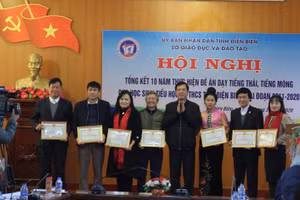 Ông Nguyễn Văn Kiên - Giám đốc Sở GD&ĐT Điện Biên (thứ 3 bên phải) trao giấy khen cho các tập thể, cá nhân.