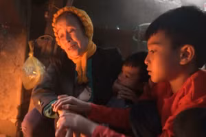 2 anh em Chính và Sang bên bên bà nội