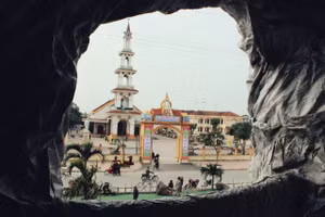 Hà Tĩnh: Ngắm "hang đá" khổng lồ làm từ hàng nghìn cây tre và giấy loại