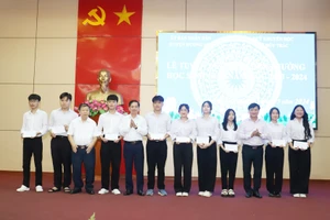 Lãnh đạo UBND huyện Hương Sơn và Quỹ Khuyến học Lê Hữu Trác trao thưởng những học sinh có thành tích xuất sắc năm học 2023-2024.