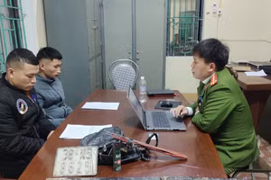 Trần Văn Định và Lê Sỹ Hoàng tại cơ quan điều tra. (Ảnh: CACC)