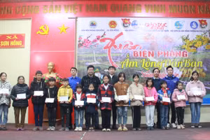 Đại diện Báo GD&TĐ, Trường Đại học Hà Tĩnh và Phòng Giáo dục huyện Hương Sơn tặng quà cho các em học sinh nghèo vượt khó.