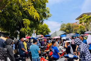 Phụ huynh Hà Tĩnh "đội nắng" tiếp sức con thi vào Trường THCS Lê Văn Thiêm.