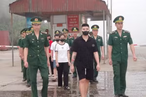 Lực lượng chức năng đưa các nạn nhân về nước an toàn. (Ảnh: BĐBP)