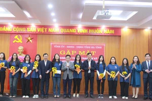 Lãnh đạo tỉnh, Sở GD&ĐT Hà Tĩnh tặng hoa chúc mừng các đội tuyển thi học sinh giỏi Quốc gia.