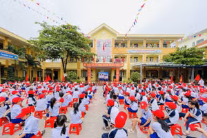 Học sinh Trường Tiểu học số 1 Nam Lý được trang bị kỹ năng phòng tránh tai nạn đuối nước.