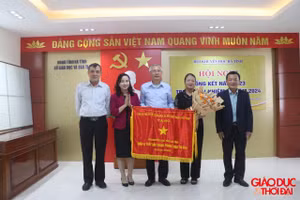 Trao Cờ đơn vị xuất sắc trong phong trào thi đua năm 2023 của Chính phủ cho Hội Khuyến học tỉnh Hà Tĩnh.