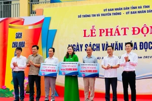 Lãnh đạo Sở TT&TT Hà Tĩnh cùng đại diện các đơn vị trao tặng tủ sách cho 3 Thư viện trường học trên địa bàn huyện Kỳ Anh. (Ảnh: H.A.)