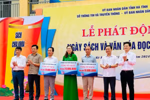 Lãnh đạo Sở TT&TT Hà Tĩnh cùng đại diện các đơn vị trao tặng tủ sách cho 3 Thư viện trường học trên địa bàn huyện Kỳ Anh. (Ảnh: H.A.)