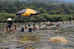 Nhiều người dân lên suối ngâm mình xuống nước để giải nhiệt trong cái nắng gay gắt ở Hà Tĩnh.