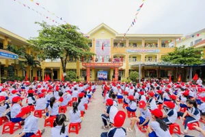 Học sinh Trường Tiểu học số 1 Nam Lý được trang bị kỹ năng phòng tránh tai nạn đuối nước.