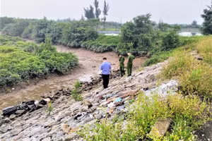 Lực lượng chức năng tiến hành khám nghiệm hiện trường phát hiện thi thể hai thanh niên. (Ảnh: CTV)