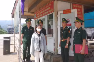 Cháu gái được giải cứu đưa về nước qua Cửa khẩu quốc tế Cầu Treo. (Ảnh: CTV)