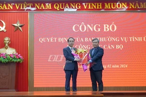 Bí thư Tỉnh ủy Quảng Bình - Vũ Đại Thắng trao quyết định bổ nhiệm chức vụ Trưởng Ban Dân vận Tỉnh ủy Quảng Bình đối với ông Phan Mạnh Hùng. (Ảnh: Ngọc Mai)