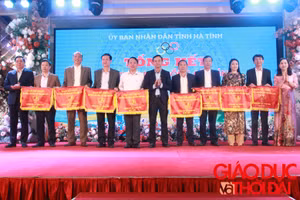 Ban Tổ chức trao cờ cho các đội giành giải Xuất sắc toàn đoàn.